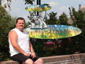 28-08-2009 SHOWBIZZ; FRANS DUIJTS EN GEZIN OP VAKANTIE IN NEDERLAND. Frans Duijts, zijn vrouw Marloes en hun kinderen Jolanda-Wilhelmina en Alisha ware heerlijk op vakantie in Nederland. Op de camping 15 minuten rijden van hun huis maar wel heerlijk buiten met zwembad en visvijver waar Frans probeerde de aanwezige karpers te vangen. De kinderen genoten heerlijk van zwembad en van hun beide ouders die beiden dag en nacht voor hun klaar stonden. Het succes heeft mijn leven in alle opzichten veranderd maar mijn grootste liefde is toch mijn gezin, aldus Frans Duijts
foto: Albert den Iseger.