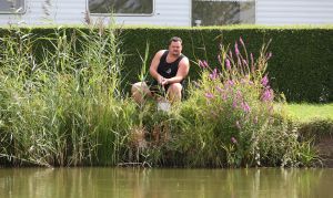 28-08-2009 SHOWBIZZ; FRANS DUIJTS EN GEZIN OP VAKANTIE IN NEDERLAND. Frans Duijts, zijn vrouw Marloes en hun kinderen Jolanda-Wilhelmina en Alisha ware heerlijk op vakantie in Nederland. Op de camping 15 minuten rijden van hun huis maar wel heerlijk buiten met zwembad en visvijver waar Frans probeerde de aanwezige karpers te vangen. De kinderen genoten heerlijk van zwembad en van hun beide ouders die beiden dag en nacht voor hun klaar stonden. Het succes heeft mijn leven in alle opzichten veranderd maar mijn grootste liefde is toch mijn gezin, aldus Frans Duijts
foto: Albert den Iseger.