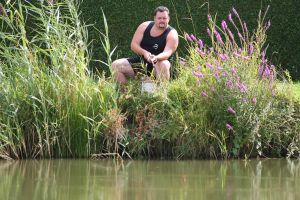 28-08-2009 SHOWBIZZ; FRANS DUIJTS EN GEZIN OP VAKANTIE IN NEDERLAND. Frans Duijts, zijn vrouw Marloes en hun kinderen Jolanda-Wilhelmina en Alisha ware heerlijk op vakantie in Nederland. Op de camping 15 minuten rijden van hun huis maar wel heerlijk buiten met zwembad en visvijver waar Frans probeerde de aanwezige karpers te vangen. De kinderen genoten heerlijk van zwembad en van hun beide ouders die beiden dag en nacht voor hun klaar stonden. Het succes heeft mijn leven in alle opzichten veranderd maar mijn grootste liefde is toch mijn gezin, aldus Frans Duijts
foto: Albert den Iseger.
