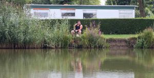28-08-2009 SHOWBIZZ; FRANS DUIJTS EN GEZIN OP VAKANTIE IN NEDERLAND. Frans Duijts, zijn vrouw Marloes en hun kinderen Jolanda-Wilhelmina en Alisha ware heerlijk op vakantie in Nederland. Op de camping 15 minuten rijden van hun huis maar wel heerlijk buiten met zwembad en visvijver waar Frans probeerde de aanwezige karpers te vangen. De kinderen genoten heerlijk van zwembad en van hun beide ouders die beiden dag en nacht voor hun klaar stonden. Het succes heeft mijn leven in alle opzichten veranderd maar mijn grootste liefde is toch mijn gezin, aldus Frans Duijts
foto: Albert den Iseger.