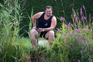 28-08-2009 SHOWBIZZ; FRANS DUIJTS EN GEZIN OP VAKANTIE IN NEDERLAND. Frans Duijts, zijn vrouw Marloes en hun kinderen Jolanda-Wilhelmina en Alisha ware heerlijk op vakantie in Nederland. Op de camping 15 minuten rijden van hun huis maar wel heerlijk buiten met zwembad en visvijver waar Frans probeerde de aanwezige karpers te vangen. De kinderen genoten heerlijk van zwembad en van hun beide ouders die beiden dag en nacht voor hun klaar stonden. Het succes heeft mijn leven in alle opzichten veranderd maar mijn grootste liefde is toch mijn gezin, aldus Frans Duijts
foto: Albert den Iseger.