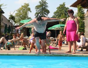 28-08-2009 SHOWBIZZ; FRANS DUIJTS EN GEZIN OP VAKANTIE IN NEDERLAND. Frans Duijts, zijn vrouw Marloes en hun kinderen Jolanda-Wilhelmina en Alisha ware heerlijk op vakantie in Nederland. Op de camping 15 minuten rijden van hun huis maar wel heerlijk buiten met zwembad en visvijver waar Frans probeerde de aanwezige karpers te vangen. De kinderen genoten heerlijk van zwembad en van hun beide ouders die beiden dag en nacht voor hun klaar stonden. Het succes heeft mijn leven in alle opzichten veranderd maar mijn grootste liefde is toch mijn gezin, aldus Frans Duijts
foto: Albert den Iseger.