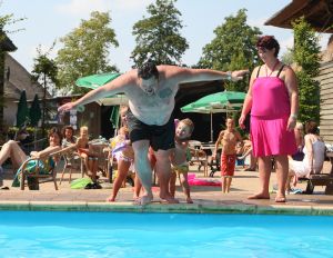 28-08-2009 SHOWBIZZ; FRANS DUIJTS EN GEZIN OP VAKANTIE IN NEDERLAND. Frans Duijts, zijn vrouw Marloes en hun kinderen Jolanda-Wilhelmina en Alisha ware heerlijk op vakantie in Nederland. Op de camping 15 minuten rijden van hun huis maar wel heerlijk buiten met zwembad en visvijver waar Frans probeerde de aanwezige karpers te vangen. De kinderen genoten heerlijk van zwembad en van hun beide ouders die beiden dag en nacht voor hun klaar stonden. Het succes heeft mijn leven in alle opzichten veranderd maar mijn grootste liefde is toch mijn gezin, aldus Frans Duijts
foto: Albert den Iseger.