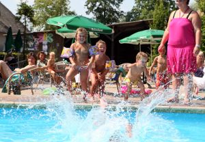 28-08-2009 SHOWBIZZ; FRANS DUIJTS EN GEZIN OP VAKANTIE IN NEDERLAND. Frans Duijts, zijn vrouw Marloes en hun kinderen Jolanda-Wilhelmina en Alisha ware heerlijk op vakantie in Nederland. Op de camping 15 minuten rijden van hun huis maar wel heerlijk buiten met zwembad en visvijver waar Frans probeerde de aanwezige karpers te vangen. De kinderen genoten heerlijk van zwembad en van hun beide ouders die beiden dag en nacht voor hun klaar stonden. Het succes heeft mijn leven in alle opzichten veranderd maar mijn grootste liefde is toch mijn gezin, aldus Frans Duijts
foto: Albert den Iseger.