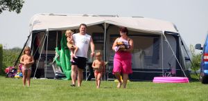 28-08-2009 SHOWBIZZ; FRANS DUIJTS EN GEZIN OP VAKANTIE IN NEDERLAND. Frans Duijts, zijn vrouw Marloes en hun kinderen Jolanda-Wilhelmina en Alisha ware heerlijk op vakantie in Nederland. Op de camping 15 minuten rijden van hun huis maar wel heerlijk buiten met zwembad en visvijver waar Frans probeerde de aanwezige karpers te vangen. De kinderen genoten heerlijk van zwembad en van hun beide ouders die beiden dag en nacht voor hun klaar stonden. Het succes heeft mijn leven in alle opzichten veranderd maar mijn grootste liefde is toch mijn gezin, aldus Frans Duijts
foto: Albert den Iseger.