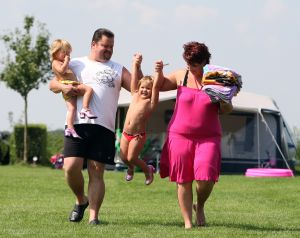 28-08-2009 SHOWBIZZ; FRANS DUIJTS EN GEZIN OP VAKANTIE IN NEDERLAND. Frans Duijts, zijn vrouw Marloes en hun kinderen Jolanda-Wilhelmina en Alisha ware heerlijk op vakantie in Nederland. Op de camping 15 minuten rijden van hun huis maar wel heerlijk buiten met zwembad en visvijver waar Frans probeerde de aanwezige karpers te vangen. De kinderen genoten heerlijk van zwembad en van hun beide ouders die beiden dag en nacht voor hun klaar stonden. Het succes heeft mijn leven in alle opzichten veranderd maar mijn grootste liefde is toch mijn gezin, aldus Frans Duijts
foto: Albert den Iseger.
