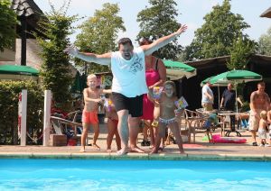 28-08-2009 SHOWBIZZ; FRANS DUIJTS EN GEZIN OP VAKANTIE IN NEDERLAND. Frans Duijts, zijn vrouw Marloes en hun kinderen Jolanda-Wilhelmina en Alisha ware heerlijk op vakantie in Nederland. Op de camping 15 minuten rijden van hun huis maar wel heerlijk buiten met zwembad en visvijver waar Frans probeerde de aanwezige karpers te vangen. De kinderen genoten heerlijk van zwembad en van hun beide ouders die beiden dag en nacht voor hun klaar stonden. Het succes heeft mijn leven in alle opzichten veranderd maar mijn grootste liefde is toch mijn gezin, aldus Frans Duijts
foto: Albert den Iseger.