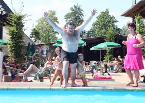 28-08-2009 SHOWBIZZ; FRANS DUIJTS EN GEZIN OP VAKANTIE IN NEDERLAND. Frans Duijts, zijn vrouw Marloes en hun kinderen Jolanda-Wilhelmina en Alisha ware heerlijk op vakantie in Nederland. Op de camping 15 minuten rijden van hun huis maar wel heerlijk buiten met zwembad en visvijver waar Frans probeerde de aanwezige karpers te vangen. De kinderen genoten heerlijk van zwembad en van hun beide ouders die beiden dag en nacht voor hun klaar stonden. Het succes heeft mijn leven in alle opzichten veranderd maar mijn grootste liefde is toch mijn gezin, aldus Frans Duijts
foto: Albert den Iseger.