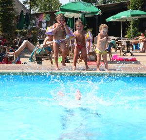 28-08-2009 SHOWBIZZ; FRANS DUIJTS EN GEZIN OP VAKANTIE IN NEDERLAND. Frans Duijts, zijn vrouw Marloes en hun kinderen Jolanda-Wilhelmina en Alisha ware heerlijk op vakantie in Nederland. Op de camping 15 minuten rijden van hun huis maar wel heerlijk buiten met zwembad en visvijver waar Frans probeerde de aanwezige karpers te vangen. De kinderen genoten heerlijk van zwembad en van hun beide ouders die beiden dag en nacht voor hun klaar stonden. Het succes heeft mijn leven in alle opzichten veranderd maar mijn grootste liefde is toch mijn gezin, aldus Frans Duijts
foto: Albert den Iseger.