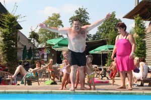 28-08-2009 SHOWBIZZ; FRANS DUIJTS EN GEZIN OP VAKANTIE IN NEDERLAND. Frans Duijts, zijn vrouw Marloes en hun kinderen Jolanda-Wilhelmina en Alisha ware heerlijk op vakantie in Nederland. Op de camping 15 minuten rijden van hun huis maar wel heerlijk buiten met zwembad en visvijver waar Frans probeerde de aanwezige karpers te vangen. De kinderen genoten heerlijk van zwembad en van hun beide ouders die beiden dag en nacht voor hun klaar stonden. Het succes heeft mijn leven in alle opzichten veranderd maar mijn grootste liefde is toch mijn gezin, aldus Frans Duijts
foto: Albert den Iseger.