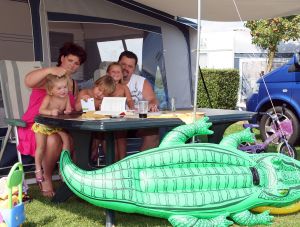 28-08-2009 SHOWBIZZ; FRANS DUIJTS EN GEZIN OP VAKANTIE IN NEDERLAND. Frans Duijts, zijn vrouw Marloes en hun kinderen Jolanda-Wilhelmina en Alisha ware heerlijk op vakantie in Nederland. Op de camping 15 minuten rijden van hun huis maar wel heerlijk buiten met zwembad en visvijver waar Frans probeerde de aanwezige karpers te vangen. De kinderen genoten heerlijk van zwembad en van hun beide ouders die beiden dag en nacht voor hun klaar stonden. Het succes heeft mijn leven in alle opzichten veranderd maar mijn grootste liefde is toch mijn gezin, aldus Frans Duijts
foto: Albert den Iseger.