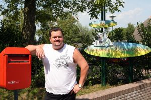 28-08-2009 SHOWBIZZ; FRANS DUIJTS EN GEZIN OP VAKANTIE IN NEDERLAND. Frans Duijts, zijn vrouw Marloes en hun kinderen Jolanda-Wilhelmina en Alisha ware heerlijk op vakantie in Nederland. Op de camping 15 minuten rijden van hun huis maar wel heerlijk buiten met zwembad en visvijver waar Frans probeerde de aanwezige karpers te vangen. De kinderen genoten heerlijk van zwembad en van hun beide ouders die beiden dag en nacht voor hun klaar stonden. Het succes heeft mijn leven in alle opzichten veranderd maar mijn grootste liefde is toch mijn gezin, aldus Frans Duijts
foto: Albert den Iseger.