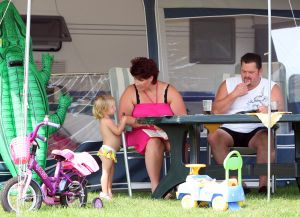 28-08-2009 SHOWBIZZ; FRANS DUIJTS EN GEZIN OP VAKANTIE IN NEDERLAND. Frans Duijts, zijn vrouw Marloes en hun kinderen Jolanda-Wilhelmina en Alisha ware heerlijk op vakantie in Nederland. Op de camping 15 minuten rijden van hun huis maar wel heerlijk buiten met zwembad en visvijver waar Frans probeerde de aanwezige karpers te vangen. De kinderen genoten heerlijk van zwembad en van hun beide ouders die beiden dag en nacht voor hun klaar stonden. Het succes heeft mijn leven in alle opzichten veranderd maar mijn grootste liefde is toch mijn gezin, aldus Frans Duijts
foto: Albert den Iseger.