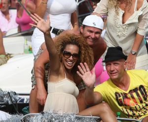 06-08-2009 SHOWBIZZ; GAY PRIDE AMSTERDAM TREKT MEER DAN 600.000 BEZOEKERS. Een giga festijn de 2009 Gay Pride in Amsterdam, duizenden bootjes, honderdduizenden bezoekers en een Sinterklaas die na het uur moest worden opgenomen met wel heel vreemde verschijnselen, en als wij de media moeten geloven na het drinken van een wodkaatje. Wij weten beter want wij waren er smorgens vroeg al bij,plaats van alle verrassingen De Westerdok haven.Toen was het nog niet heet, er waaide een heerlijk windje en de aanwezige BNers hadden er zin in, zelfs Sint Nicolaas of te wel Gordon. Menig drankje gleed naar binnen voordat de boten vertrokken richting de Prinsengracht. Als dat maar goed gaat dacht ik nog. En het ging niet goed, Sint Nicolaas werd witter dan wit en werd lieftallig verzorgd door de dames met ijsklontjes. Niks hitte beroerte of een schommelende boot, zware mijter of Sinterklaaspak van velours. Gordon droeg een wit katoenen pantalon en een katoenen hemt met inderdaad een mantel die helemaal los hing. Niks bevangen door de hitte, andere oorzaken dwongen hem tot stoppen van de Stoompoot boot. Sinterklaas werd afgevoerd in een ambulance voor verder onderzoek. Zondag avond was Gordon weer van de partij om de Gay Pride party te besluiten met een optreden. Al met al weer een zeer bewogen weekend voor vele mensen.
foto: Albert den Iseger