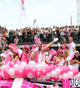06-08-2009 SHOWBIZZ; GAY PRIDE AMSTERDAM TREKT MEER DAN 600.000 BEZOEKERS. Een giga festijn de 2009 Gay Pride in Amsterdam, duizenden bootjes, honderdduizenden bezoekers en een Sinterklaas die na het uur moest worden opgenomen met wel heel vreemde verschijnselen, en als wij de media moeten geloven na het drinken van een wodkaatje. Wij weten beter want wij waren er smorgens vroeg al bij,plaats van alle verrassingen De Westerdok haven.Toen was het nog niet heet, er waaide een heerlijk windje en de aanwezige BNers hadden er zin in, zelfs Sint Nicolaas of te wel Gordon. Menig drankje gleed naar binnen voordat de boten vertrokken richting de Prinsengracht. Als dat maar goed gaat dacht ik nog. En het ging niet goed, Sint Nicolaas werd witter dan wit en werd lieftallig verzorgd door de dames met ijsklontjes. Niks hitte beroerte of een schommelende boot, zware mijter of Sinterklaaspak van velours. Gordon droeg een wit katoenen pantalon en een katoenen hemt met inderdaad een mantel die helemaal los hing. Niks bevangen door de hitte, andere oorzaken dwongen hem tot stoppen van de Stoompoot boot. Sinterklaas werd afgevoerd in een ambulance voor verder onderzoek. Zondag avond was Gordon weer van de partij om de Gay Pride party te besluiten met een optreden. Al met al weer een zeer bewogen weekend voor vele mensen.
foto: Albert den Iseger