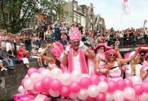 06-08-2009 SHOWBIZZ; GAY PRIDE AMSTERDAM TREKT MEER DAN 600.000 BEZOEKERS. Een giga festijn de 2009 Gay Pride in Amsterdam, duizenden bootjes, honderdduizenden bezoekers en een Sinterklaas die na het uur moest worden opgenomen met wel heel vreemde verschijnselen, en als wij de media moeten geloven na het drinken van een wodkaatje. Wij weten beter want wij waren er smorgens vroeg al bij,plaats van alle verrassingen De Westerdok haven.Toen was het nog niet heet, er waaide een heerlijk windje en de aanwezige BNers hadden er zin in, zelfs Sint Nicolaas of te wel Gordon. Menig drankje gleed naar binnen voordat de boten vertrokken richting de Prinsengracht. Als dat maar goed gaat dacht ik nog. En het ging niet goed, Sint Nicolaas werd witter dan wit en werd lieftallig verzorgd door de dames met ijsklontjes. Niks hitte beroerte of een schommelende boot, zware mijter of Sinterklaaspak van velours. Gordon droeg een wit katoenen pantalon en een katoenen hemt met inderdaad een mantel die helemaal los hing. Niks bevangen door de hitte, andere oorzaken dwongen hem tot stoppen van de Stoompoot boot. Sinterklaas werd afgevoerd in een ambulance voor verder onderzoek. Zondag avond was Gordon weer van de partij om de Gay Pride party te besluiten met een optreden. Al met al weer een zeer bewogen weekend voor vele mensen.
foto: Albert den Iseger