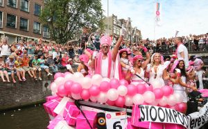 06-08-2009 SHOWBIZZ; GAY PRIDE AMSTERDAM TREKT MEER DAN 600.000 BEZOEKERS. Een giga festijn de 2009 Gay Pride in Amsterdam, duizenden bootjes, honderdduizenden bezoekers en een Sinterklaas die na het uur moest worden opgenomen met wel heel vreemde verschijnselen, en als wij de media moeten geloven na het drinken van een wodkaatje. Wij weten beter want wij waren er smorgens vroeg al bij,plaats van alle verrassingen De Westerdok haven.Toen was het nog niet heet, er waaide een heerlijk windje en de aanwezige BNers hadden er zin in, zelfs Sint Nicolaas of te wel Gordon. Menig drankje gleed naar binnen voordat de boten vertrokken richting de Prinsengracht. Als dat maar goed gaat dacht ik nog. En het ging niet goed, Sint Nicolaas werd witter dan wit en werd lieftallig verzorgd door de dames met ijsklontjes. Niks hitte beroerte of een schommelende boot, zware mijter of Sinterklaaspak van velours. Gordon droeg een wit katoenen pantalon en een katoenen hemt met inderdaad een mantel die helemaal los hing. Niks bevangen door de hitte, andere oorzaken dwongen hem tot stoppen van de Stoompoot boot. Sinterklaas werd afgevoerd in een ambulance voor verder onderzoek. Zondag avond was Gordon weer van de partij om de Gay Pride party te besluiten met een optreden. Al met al weer een zeer bewogen weekend voor vele mensen.
foto: Albert den Iseger