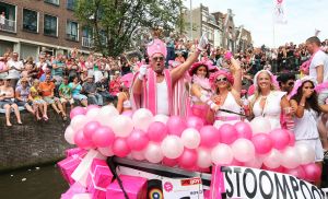 06-08-2009 SHOWBIZZ; GAY PRIDE AMSTERDAM TREKT MEER DAN 600.000 BEZOEKERS. Een giga festijn de 2009 Gay Pride in Amsterdam, duizenden bootjes, honderdduizenden bezoekers en een Sinterklaas die na het uur moest worden opgenomen met wel heel vreemde verschijnselen, en als wij de media moeten geloven na het drinken van een wodkaatje. Wij weten beter want wij waren er smorgens vroeg al bij,plaats van alle verrassingen De Westerdok haven.Toen was het nog niet heet, er waaide een heerlijk windje en de aanwezige BNers hadden er zin in, zelfs Sint Nicolaas of te wel Gordon. Menig drankje gleed naar binnen voordat de boten vertrokken richting de Prinsengracht. Als dat maar goed gaat dacht ik nog. En het ging niet goed, Sint Nicolaas werd witter dan wit en werd lieftallig verzorgd door de dames met ijsklontjes. Niks hitte beroerte of een schommelende boot, zware mijter of Sinterklaaspak van velours. Gordon droeg een wit katoenen pantalon en een katoenen hemt met inderdaad een mantel die helemaal los hing. Niks bevangen door de hitte, andere oorzaken dwongen hem tot stoppen van de Stoompoot boot. Sinterklaas werd afgevoerd in een ambulance voor verder onderzoek. Zondag avond was Gordon weer van de partij om de Gay Pride party te besluiten met een optreden. Al met al weer een zeer bewogen weekend voor vele mensen.
foto: Albert den Iseger