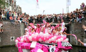 06-08-2009 SHOWBIZZ; GAY PRIDE AMSTERDAM TREKT MEER DAN 600.000 BEZOEKERS. Een giga festijn de 2009 Gay Pride in Amsterdam, duizenden bootjes, honderdduizenden bezoekers en een Sinterklaas die na het uur moest worden opgenomen met wel heel vreemde verschijnselen, en als wij de media moeten geloven na het drinken van een wodkaatje. Wij weten beter want wij waren er smorgens vroeg al bij,plaats van alle verrassingen De Westerdok haven.Toen was het nog niet heet, er waaide een heerlijk windje en de aanwezige BNers hadden er zin in, zelfs Sint Nicolaas of te wel Gordon. Menig drankje gleed naar binnen voordat de boten vertrokken richting de Prinsengracht. Als dat maar goed gaat dacht ik nog. En het ging niet goed, Sint Nicolaas werd witter dan wit en werd lieftallig verzorgd door de dames met ijsklontjes. Niks hitte beroerte of een schommelende boot, zware mijter of Sinterklaaspak van velours. Gordon droeg een wit katoenen pantalon en een katoenen hemt met inderdaad een mantel die helemaal los hing. Niks bevangen door de hitte, andere oorzaken dwongen hem tot stoppen van de Stoompoot boot. Sinterklaas werd afgevoerd in een ambulance voor verder onderzoek. Zondag avond was Gordon weer van de partij om de Gay Pride party te besluiten met een optreden. Al met al weer een zeer bewogen weekend voor vele mensen.
foto: Albert den Iseger