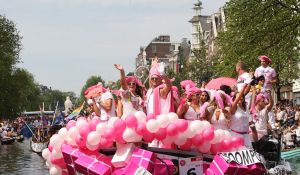06-08-2009 SHOWBIZZ; GAY PRIDE AMSTERDAM TREKT MEER DAN 600.000 BEZOEKERS. Een giga festijn de 2009 Gay Pride in Amsterdam, duizenden bootjes, honderdduizenden bezoekers en een Sinterklaas die na het uur moest worden opgenomen met wel heel vreemde verschijnselen, en als wij de media moeten geloven na het drinken van een wodkaatje. Wij weten beter want wij waren er smorgens vroeg al bij,plaats van alle verrassingen De Westerdok haven.Toen was het nog niet heet, er waaide een heerlijk windje en de aanwezige BNers hadden er zin in, zelfs Sint Nicolaas of te wel Gordon. Menig drankje gleed naar binnen voordat de boten vertrokken richting de Prinsengracht. Als dat maar goed gaat dacht ik nog. En het ging niet goed, Sint Nicolaas werd witter dan wit en werd lieftallig verzorgd door de dames met ijsklontjes. Niks hitte beroerte of een schommelende boot, zware mijter of Sinterklaaspak van velours. Gordon droeg een wit katoenen pantalon en een katoenen hemt met inderdaad een mantel die helemaal los hing. Niks bevangen door de hitte, andere oorzaken dwongen hem tot stoppen van de Stoompoot boot. Sinterklaas werd afgevoerd in een ambulance voor verder onderzoek. Zondag avond was Gordon weer van de partij om de Gay Pride party te besluiten met een optreden. Al met al weer een zeer bewogen weekend voor vele mensen.
foto: Albert den Iseger