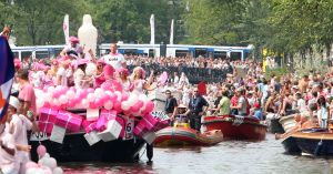 06-08-2009 SHOWBIZZ; GAY PRIDE AMSTERDAM TREKT MEER DAN 600.000 BEZOEKERS. Een giga festijn de 2009 Gay Pride in Amsterdam, duizenden bootjes, honderdduizenden bezoekers en een Sinterklaas die na het uur moest worden opgenomen met wel heel vreemde verschijnselen, en als wij de media moeten geloven na het drinken van een wodkaatje. Wij weten beter want wij waren er smorgens vroeg al bij,plaats van alle verrassingen De Westerdok haven.Toen was het nog niet heet, er waaide een heerlijk windje en de aanwezige BNers hadden er zin in, zelfs Sint Nicolaas of te wel Gordon. Menig drankje gleed naar binnen voordat de boten vertrokken richting de Prinsengracht. Als dat maar goed gaat dacht ik nog. En het ging niet goed, Sint Nicolaas werd witter dan wit en werd lieftallig verzorgd door de dames met ijsklontjes. Niks hitte beroerte of een schommelende boot, zware mijter of Sinterklaaspak van velours. Gordon droeg een wit katoenen pantalon en een katoenen hemt met inderdaad een mantel die helemaal los hing. Niks bevangen door de hitte, andere oorzaken dwongen hem tot stoppen van de Stoompoot boot. Sinterklaas werd afgevoerd in een ambulance voor verder onderzoek. Zondag avond was Gordon weer van de partij om de Gay Pride party te besluiten met een optreden. Al met al weer een zeer bewogen weekend voor vele mensen.
foto: Albert den Iseger