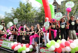 06-08-2009 SHOWBIZZ; GAY PRIDE AMSTERDAM TREKT MEER DAN 600.000 BEZOEKERS. Een giga festijn de 2009 Gay Pride in Amsterdam, duizenden bootjes, honderdduizenden bezoekers en een Sinterklaas die na het uur moest worden opgenomen met wel heel vreemde verschijnselen, en als wij de media moeten geloven na het drinken van een wodkaatje. Wij weten beter want wij waren er smorgens vroeg al bij,plaats van alle verrassingen De Westerdok haven.Toen was het nog niet heet, er waaide een heerlijk windje en de aanwezige BNers hadden er zin in, zelfs Sint Nicolaas of te wel Gordon. Menig drankje gleed naar binnen voordat de boten vertrokken richting de Prinsengracht. Als dat maar goed gaat dacht ik nog. En het ging niet goed, Sint Nicolaas werd witter dan wit en werd lieftallig verzorgd door de dames met ijsklontjes. Niks hitte beroerte of een schommelende boot, zware mijter of Sinterklaaspak van velours. Gordon droeg een wit katoenen pantalon en een katoenen hemt met inderdaad een mantel die helemaal los hing. Niks bevangen door de hitte, andere oorzaken dwongen hem tot stoppen van de Stoompoot boot. Sinterklaas werd afgevoerd in een ambulance voor verder onderzoek. Zondag avond was Gordon weer van de partij om de Gay Pride party te besluiten met een optreden. Al met al weer een zeer bewogen weekend voor vele mensen.
foto: Albert den Iseger