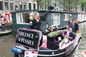 06-08-2009 SHOWBIZZ; GAY PRIDE AMSTERDAM TREKT MEER DAN 600.000 BEZOEKERS. Een giga festijn de 2009 Gay Pride in Amsterdam, duizenden bootjes, honderdduizenden bezoekers en een Sinterklaas die na het uur moest worden opgenomen met wel heel vreemde verschijnselen, en als wij de media moeten geloven na het drinken van een wodkaatje. Wij weten beter want wij waren er smorgens vroeg al bij,plaats van alle verrassingen De Westerdok haven.Toen was het nog niet heet, er waaide een heerlijk windje en de aanwezige BNers hadden er zin in, zelfs Sint Nicolaas of te wel Gordon. Menig drankje gleed naar binnen voordat de boten vertrokken richting de Prinsengracht. Als dat maar goed gaat dacht ik nog. En het ging niet goed, Sint Nicolaas werd witter dan wit en werd lieftallig verzorgd door de dames met ijsklontjes. Niks hitte beroerte of een schommelende boot, zware mijter of Sinterklaaspak van velours. Gordon droeg een wit katoenen pantalon en een katoenen hemt met inderdaad een mantel die helemaal los hing. Niks bevangen door de hitte, andere oorzaken dwongen hem tot stoppen van de Stoompoot boot. Sinterklaas werd afgevoerd in een ambulance voor verder onderzoek. Zondag avond was Gordon weer van de partij om de Gay Pride party te besluiten met een optreden. Al met al weer een zeer bewogen weekend voor vele mensen.
foto: Albert den Iseger
