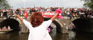 06-08-2009 SHOWBIZZ; GAY PRIDE AMSTERDAM TREKT MEER DAN 600.000 BEZOEKERS. Een giga festijn de 2009 Gay Pride in Amsterdam, duizenden bootjes, honderdduizenden bezoekers en een Sinterklaas die na het uur moest worden opgenomen met wel heel vreemde verschijnselen, en als wij de media moeten geloven na het drinken van een wodkaatje. Wij weten beter want wij waren er smorgens vroeg al bij,plaats van alle verrassingen De Westerdok haven.Toen was het nog niet heet, er waaide een heerlijk windje en de aanwezige BNers hadden er zin in, zelfs Sint Nicolaas of te wel Gordon. Menig drankje gleed naar binnen voordat de boten vertrokken richting de Prinsengracht. Als dat maar goed gaat dacht ik nog. En het ging niet goed, Sint Nicolaas werd witter dan wit en werd lieftallig verzorgd door de dames met ijsklontjes. Niks hitte beroerte of een schommelende boot, zware mijter of Sinterklaaspak van velours. Gordon droeg een wit katoenen pantalon en een katoenen hemt met inderdaad een mantel die helemaal los hing. Niks bevangen door de hitte, andere oorzaken dwongen hem tot stoppen van de Stoompoot boot. Sinterklaas werd afgevoerd in een ambulance voor verder onderzoek. Zondag avond was Gordon weer van de partij om de Gay Pride party te besluiten met een optreden. Al met al weer een zeer bewogen weekend voor vele mensen.
foto: Albert den Iseger