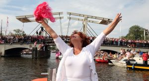 06-08-2009 SHOWBIZZ; GAY PRIDE AMSTERDAM TREKT MEER DAN 600.000 BEZOEKERS. Een giga festijn de 2009 Gay Pride in Amsterdam, duizenden bootjes, honderdduizenden bezoekers en een Sinterklaas die na het uur moest worden opgenomen met wel heel vreemde verschijnselen, en als wij de media moeten geloven na het drinken van een wodkaatje. Wij weten beter want wij waren er smorgens vroeg al bij,plaats van alle verrassingen De Westerdok haven.Toen was het nog niet heet, er waaide een heerlijk windje en de aanwezige BNers hadden er zin in, zelfs Sint Nicolaas of te wel Gordon. Menig drankje gleed naar binnen voordat de boten vertrokken richting de Prinsengracht. Als dat maar goed gaat dacht ik nog. En het ging niet goed, Sint Nicolaas werd witter dan wit en werd lieftallig verzorgd door de dames met ijsklontjes. Niks hitte beroerte of een schommelende boot, zware mijter of Sinterklaaspak van velours. Gordon droeg een wit katoenen pantalon en een katoenen hemt met inderdaad een mantel die helemaal los hing. Niks bevangen door de hitte, andere oorzaken dwongen hem tot stoppen van de Stoompoot boot. Sinterklaas werd afgevoerd in een ambulance voor verder onderzoek. Zondag avond was Gordon weer van de partij om de Gay Pride party te besluiten met een optreden. Al met al weer een zeer bewogen weekend voor vele mensen.
foto: Albert den Iseger
