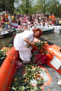 06-08-2009 SHOWBIZZ; GAY PRIDE AMSTERDAM TREKT MEER DAN 600.000 BEZOEKERS. Een giga festijn de 2009 Gay Pride in Amsterdam, duizenden bootjes, honderdduizenden bezoekers en een Sinterklaas die na het uur moest worden opgenomen met wel heel vreemde verschijnselen, en als wij de media moeten geloven na het drinken van een wodkaatje. Wij weten beter want wij waren er smorgens vroeg al bij,plaats van alle verrassingen De Westerdok haven.Toen was het nog niet heet, er waaide een heerlijk windje en de aanwezige BNers hadden er zin in, zelfs Sint Nicolaas of te wel Gordon. Menig drankje gleed naar binnen voordat de boten vertrokken richting de Prinsengracht. Als dat maar goed gaat dacht ik nog. En het ging niet goed, Sint Nicolaas werd witter dan wit en werd lieftallig verzorgd door de dames met ijsklontjes. Niks hitte beroerte of een schommelende boot, zware mijter of Sinterklaaspak van velours. Gordon droeg een wit katoenen pantalon en een katoenen hemt met inderdaad een mantel die helemaal los hing. Niks bevangen door de hitte, andere oorzaken dwongen hem tot stoppen van de Stoompoot boot. Sinterklaas werd afgevoerd in een ambulance voor verder onderzoek. Zondag avond was Gordon weer van de partij om de Gay Pride party te besluiten met een optreden. Al met al weer een zeer bewogen weekend voor vele mensen.
foto: Albert den Iseger