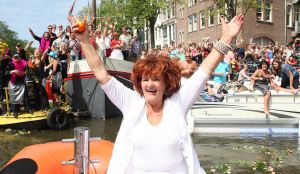 06-08-2009 SHOWBIZZ; GAY PRIDE AMSTERDAM TREKT MEER DAN 600.000 BEZOEKERS. Een giga festijn de 2009 Gay Pride in Amsterdam, duizenden bootjes, honderdduizenden bezoekers en een Sinterklaas die na het uur moest worden opgenomen met wel heel vreemde verschijnselen, en als wij de media moeten geloven na het drinken van een wodkaatje. Wij weten beter want wij waren er smorgens vroeg al bij,plaats van alle verrassingen De Westerdok haven.Toen was het nog niet heet, er waaide een heerlijk windje en de aanwezige BNers hadden er zin in, zelfs Sint Nicolaas of te wel Gordon. Menig drankje gleed naar binnen voordat de boten vertrokken richting de Prinsengracht. Als dat maar goed gaat dacht ik nog. En het ging niet goed, Sint Nicolaas werd witter dan wit en werd lieftallig verzorgd door de dames met ijsklontjes. Niks hitte beroerte of een schommelende boot, zware mijter of Sinterklaaspak van velours. Gordon droeg een wit katoenen pantalon en een katoenen hemt met inderdaad een mantel die helemaal los hing. Niks bevangen door de hitte, andere oorzaken dwongen hem tot stoppen van de Stoompoot boot. Sinterklaas werd afgevoerd in een ambulance voor verder onderzoek. Zondag avond was Gordon weer van de partij om de Gay Pride party te besluiten met een optreden. Al met al weer een zeer bewogen weekend voor vele mensen.
foto: Albert den Iseger