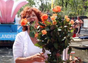 06-08-2009 SHOWBIZZ; GAY PRIDE AMSTERDAM TREKT MEER DAN 600.000 BEZOEKERS. Een giga festijn de 2009 Gay Pride in Amsterdam, duizenden bootjes, honderdduizenden bezoekers en een Sinterklaas die na het uur moest worden opgenomen met wel heel vreemde verschijnselen, en als wij de media moeten geloven na het drinken van een wodkaatje. Wij weten beter want wij waren er smorgens vroeg al bij,plaats van alle verrassingen De Westerdok haven.Toen was het nog niet heet, er waaide een heerlijk windje en de aanwezige BNers hadden er zin in, zelfs Sint Nicolaas of te wel Gordon. Menig drankje gleed naar binnen voordat de boten vertrokken richting de Prinsengracht. Als dat maar goed gaat dacht ik nog. En het ging niet goed, Sint Nicolaas werd witter dan wit en werd lieftallig verzorgd door de dames met ijsklontjes. Niks hitte beroerte of een schommelende boot, zware mijter of Sinterklaaspak van velours. Gordon droeg een wit katoenen pantalon en een katoenen hemt met inderdaad een mantel die helemaal los hing. Niks bevangen door de hitte, andere oorzaken dwongen hem tot stoppen van de Stoompoot boot. Sinterklaas werd afgevoerd in een ambulance voor verder onderzoek. Zondag avond was Gordon weer van de partij om de Gay Pride party te besluiten met een optreden. Al met al weer een zeer bewogen weekend voor vele mensen.
foto: Albert den Iseger