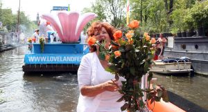 06-08-2009 SHOWBIZZ; GAY PRIDE AMSTERDAM TREKT MEER DAN 600.000 BEZOEKERS. Een giga festijn de 2009 Gay Pride in Amsterdam, duizenden bootjes, honderdduizenden bezoekers en een Sinterklaas die na het uur moest worden opgenomen met wel heel vreemde verschijnselen, en als wij de media moeten geloven na het drinken van een wodkaatje. Wij weten beter want wij waren er smorgens vroeg al bij,plaats van alle verrassingen De Westerdok haven.Toen was het nog niet heet, er waaide een heerlijk windje en de aanwezige BNers hadden er zin in, zelfs Sint Nicolaas of te wel Gordon. Menig drankje gleed naar binnen voordat de boten vertrokken richting de Prinsengracht. Als dat maar goed gaat dacht ik nog. En het ging niet goed, Sint Nicolaas werd witter dan wit en werd lieftallig verzorgd door de dames met ijsklontjes. Niks hitte beroerte of een schommelende boot, zware mijter of Sinterklaaspak van velours. Gordon droeg een wit katoenen pantalon en een katoenen hemt met inderdaad een mantel die helemaal los hing. Niks bevangen door de hitte, andere oorzaken dwongen hem tot stoppen van de Stoompoot boot. Sinterklaas werd afgevoerd in een ambulance voor verder onderzoek. Zondag avond was Gordon weer van de partij om de Gay Pride party te besluiten met een optreden. Al met al weer een zeer bewogen weekend voor vele mensen.
foto: Albert den Iseger
