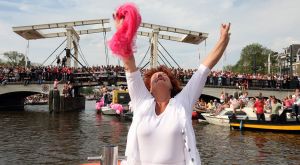 06-08-2009 SHOWBIZZ; GAY PRIDE AMSTERDAM TREKT MEER DAN 600.000 BEZOEKERS. Een giga festijn de 2009 Gay Pride in Amsterdam, duizenden bootjes, honderdduizenden bezoekers en een Sinterklaas die na het uur moest worden opgenomen met wel heel vreemde verschijnselen, en als wij de media moeten geloven na het drinken van een wodkaatje. Wij weten beter want wij waren er smorgens vroeg al bij,plaats van alle verrassingen De Westerdok haven.Toen was het nog niet heet, er waaide een heerlijk windje en de aanwezige BNers hadden er zin in, zelfs Sint Nicolaas of te wel Gordon. Menig drankje gleed naar binnen voordat de boten vertrokken richting de Prinsengracht. Als dat maar goed gaat dacht ik nog. En het ging niet goed, Sint Nicolaas werd witter dan wit en werd lieftallig verzorgd door de dames met ijsklontjes. Niks hitte beroerte of een schommelende boot, zware mijter of Sinterklaaspak van velours. Gordon droeg een wit katoenen pantalon en een katoenen hemt met inderdaad een mantel die helemaal los hing. Niks bevangen door de hitte, andere oorzaken dwongen hem tot stoppen van de Stoompoot boot. Sinterklaas werd afgevoerd in een ambulance voor verder onderzoek. Zondag avond was Gordon weer van de partij om de Gay Pride party te besluiten met een optreden. Al met al weer een zeer bewogen weekend voor vele mensen.
foto: Albert den Iseger