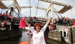 06-08-2009 SHOWBIZZ; GAY PRIDE AMSTERDAM TREKT MEER DAN 600.000 BEZOEKERS. Een giga festijn de 2009 Gay Pride in Amsterdam, duizenden bootjes, honderdduizenden bezoekers en een Sinterklaas die na het uur moest worden opgenomen met wel heel vreemde verschijnselen, en als wij de media moeten geloven na het drinken van een wodkaatje. Wij weten beter want wij waren er smorgens vroeg al bij,plaats van alle verrassingen De Westerdok haven.Toen was het nog niet heet, er waaide een heerlijk windje en de aanwezige BNers hadden er zin in, zelfs Sint Nicolaas of te wel Gordon. Menig drankje gleed naar binnen voordat de boten vertrokken richting de Prinsengracht. Als dat maar goed gaat dacht ik nog. En het ging niet goed, Sint Nicolaas werd witter dan wit en werd lieftallig verzorgd door de dames met ijsklontjes. Niks hitte beroerte of een schommelende boot, zware mijter of Sinterklaaspak van velours. Gordon droeg een wit katoenen pantalon en een katoenen hemt met inderdaad een mantel die helemaal los hing. Niks bevangen door de hitte, andere oorzaken dwongen hem tot stoppen van de Stoompoot boot. Sinterklaas werd afgevoerd in een ambulance voor verder onderzoek. Zondag avond was Gordon weer van de partij om de Gay Pride party te besluiten met een optreden. Al met al weer een zeer bewogen weekend voor vele mensen.
foto: Albert den Iseger