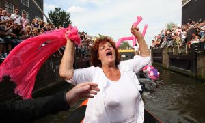 06-08-2009 SHOWBIZZ; GAY PRIDE AMSTERDAM TREKT MEER DAN 600.000 BEZOEKERS. Een giga festijn de 2009 Gay Pride in Amsterdam, duizenden bootjes, honderdduizenden bezoekers en een Sinterklaas die na het uur moest worden opgenomen met wel heel vreemde verschijnselen, en als wij de media moeten geloven na het drinken van een wodkaatje. Wij weten beter want wij waren er smorgens vroeg al bij,plaats van alle verrassingen De Westerdok haven.Toen was het nog niet heet, er waaide een heerlijk windje en de aanwezige BNers hadden er zin in, zelfs Sint Nicolaas of te wel Gordon. Menig drankje gleed naar binnen voordat de boten vertrokken richting de Prinsengracht. Als dat maar goed gaat dacht ik nog. En het ging niet goed, Sint Nicolaas werd witter dan wit en werd lieftallig verzorgd door de dames met ijsklontjes. Niks hitte beroerte of een schommelende boot, zware mijter of Sinterklaaspak van velours. Gordon droeg een wit katoenen pantalon en een katoenen hemt met inderdaad een mantel die helemaal los hing. Niks bevangen door de hitte, andere oorzaken dwongen hem tot stoppen van de Stoompoot boot. Sinterklaas werd afgevoerd in een ambulance voor verder onderzoek. Zondag avond was Gordon weer van de partij om de Gay Pride party te besluiten met een optreden. Al met al weer een zeer bewogen weekend voor vele mensen.
foto: Albert den Iseger