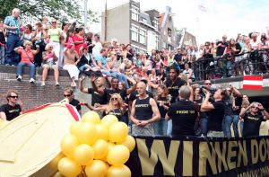 06-08-2009 SHOWBIZZ; GAY PRIDE AMSTERDAM TREKT MEER DAN 600.000 BEZOEKERS. Een giga festijn de 2009 Gay Pride in Amsterdam, duizenden bootjes, honderdduizenden bezoekers en een Sinterklaas die na het uur moest worden opgenomen met wel heel vreemde verschijnselen, en als wij de media moeten geloven na het drinken van een wodkaatje. Wij weten beter want wij waren er smorgens vroeg al bij,plaats van alle verrassingen De Westerdok haven.Toen was het nog niet heet, er waaide een heerlijk windje en de aanwezige BNers hadden er zin in, zelfs Sint Nicolaas of te wel Gordon. Menig drankje gleed naar binnen voordat de boten vertrokken richting de Prinsengracht. Als dat maar goed gaat dacht ik nog. En het ging niet goed, Sint Nicolaas werd witter dan wit en werd lieftallig verzorgd door de dames met ijsklontjes. Niks hitte beroerte of een schommelende boot, zware mijter of Sinterklaaspak van velours. Gordon droeg een wit katoenen pantalon en een katoenen hemt met inderdaad een mantel die helemaal los hing. Niks bevangen door de hitte, andere oorzaken dwongen hem tot stoppen van de Stoompoot boot. Sinterklaas werd afgevoerd in een ambulance voor verder onderzoek. Zondag avond was Gordon weer van de partij om de Gay Pride party te besluiten met een optreden. Al met al weer een zeer bewogen weekend voor vele mensen.
foto: Albert den Iseger