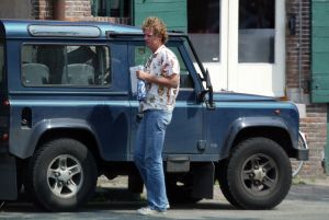 08-03-2005 SHOWBIZZ; DE LIEFDE IS OVER TUSSEN JEROEN PAUW EN DAPHNE BUNSKOEK. Op de foto  waren beide nog heel erg verliefd, na 2 jaar is het dan toch over.foto;Jeroen Pauw bij zijn Land Rover
foto;Albert den Iseger.