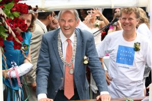 06-08-2009 SHOWBIZZ; GAY PRIDE AMSTERDAM TREKT MEER DAN 600.000 BEZOEKERS. Een giga festijn de 2009 Gay Pride in Amsterdam, duizenden bootjes, honderdduizenden bezoekers en een Sinterklaas die na het uur moest worden opgenomen met wel heel vreemde verschijnselen, en als wij de media moeten geloven na het drinken van een wodkaatje. Wij weten beter want wij waren er smorgens vroeg al bij,plaats van alle verrassingen De Westerdok haven.Toen was het nog niet heet, er waaide een heerlijk windje en de aanwezige BNers hadden er zin in, zelfs Sint Nicolaas of te wel Gordon. Menig drankje gleed naar binnen voordat de boten vertrokken richting de Prinsengracht. Als dat maar goed gaat dacht ik nog. En het ging niet goed, Sint Nicolaas werd witter dan wit en werd lieftallig verzorgd door de dames met ijsklontjes. Niks hitte beroerte of een schommelende boot, zware mijter of Sinterklaaspak van velours. Gordon droeg een wit katoenen pantalon en een katoenen hemt met inderdaad een mantel die helemaal los hing. Niks bevangen door de hitte, andere oorzaken dwongen hem tot stoppen van de Stoompoot boot. Sinterklaas werd afgevoerd in een ambulance voor verder onderzoek. Zondag avond was Gordon weer van de partij om de Gay Pride party te besluiten met een optreden. Al met al weer een zeer bewogen weekend voor vele mensen.
foto: Albert den Iseger