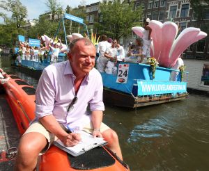 06-08-2009 SHOWBIZZ; GAY PRIDE AMSTERDAM TREKT MEER DAN 600.000 BEZOEKERS. Een giga festijn de 2009 Gay Pride in Amsterdam, duizenden bootjes, honderdduizenden bezoekers en een Sinterklaas die na het uur moest worden opgenomen met wel heel vreemde verschijnselen, en als wij de media moeten geloven na het drinken van een wodkaatje. Wij weten beter want wij waren er smorgens vroeg al bij,plaats van alle verrassingen De Westerdok haven.Toen was het nog niet heet, er waaide een heerlijk windje en de aanwezige BNers hadden er zin in, zelfs Sint Nicolaas of te wel Gordon. Menig drankje gleed naar binnen voordat de boten vertrokken richting de Prinsengracht. Als dat maar goed gaat dacht ik nog. En het ging niet goed, Sint Nicolaas werd witter dan wit en werd lieftallig verzorgd door de dames met ijsklontjes. Niks hitte beroerte of een schommelende boot, zware mijter of Sinterklaaspak van velours. Gordon droeg een wit katoenen pantalon en een katoenen hemt met inderdaad een mantel die helemaal los hing. Niks bevangen door de hitte, andere oorzaken dwongen hem tot stoppen van de Stoompoot boot. Sinterklaas werd afgevoerd in een ambulance voor verder onderzoek. Zondag avond was Gordon weer van de partij om de Gay Pride party te besluiten met een optreden. Al met al weer een zeer bewogen weekend voor vele mensen.
foto: Albert den Iseger