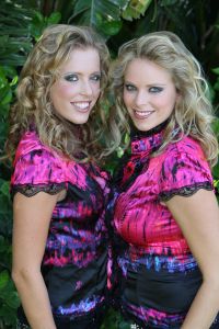 20-08-2009 SHOWBIZZ; VERLIEFD OP MARA EN SAMEN ZWANGER AAN DE COSTA DEL SOL. Renzo Kazan en zijn Mara zijn dolgelukkig en super verliefd, wij troffen het stel wandelend aan op het strand in Cabopino. Gezellig gingen wij samen even wat drinken en Barbara Plugge tekende een verliefd verhaal op wat deze week in uw weekblad Prive staat uitaard met exclusieve foto-s van het verliefde stel en de rest van de familie Kazan die weer helemaal TOP zijn aan de Spaanse Costa-s en ook binnenkort aan een Nederlandse tournee beginnen.
foto: Albert den Iseger.