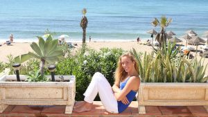 20-08-2009 SHOWBIZZ; VERLIEFD OP MARA EN SAMEN ZWANGER AAN DE COSTA DEL SOL. Renzo Kazan en zijn Mara zijn dolgelukkig en super verliefd, wij troffen het stel wandelend aan op het strand in Cabopino. Gezellig gingen wij samen even wat drinken en Barbara Plugge tekende een verliefd verhaal op wat deze week in uw weekblad Prive staat uitaard met exclusieve foto-s van het verliefde stel en de rest van de familie Kazan die weer helemaal TOP zijn aan de Spaanse Costa-s en ook binnenkort aan een Nederlandse tournee beginnen.
foto: Albert den Iseger.