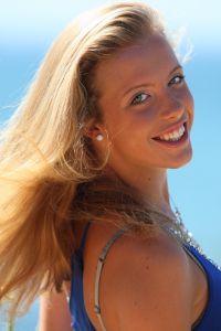 20-08-2009 SHOWBIZZ; VERLIEFD OP MARA EN SAMEN ZWANGER AAN DE COSTA DEL SOL. Renzo Kazan en zijn Mara zijn dolgelukkig en super verliefd, wij troffen het stel wandelend aan op het strand in Cabopino. Gezellig gingen wij samen even wat drinken en Barbara Plugge tekende een verliefd verhaal op wat deze week in uw weekblad Prive staat uitaard met exclusieve foto-s van het verliefde stel en de rest van de familie Kazan die weer helemaal TOP zijn aan de Spaanse Costa-s en ook binnenkort aan een Nederlandse tournee beginnen.
foto: Albert den Iseger.
