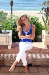 20-08-2009 SHOWBIZZ; VERLIEFD OP MARA EN SAMEN ZWANGER AAN DE COSTA DEL SOL. Renzo Kazan en zijn Mara zijn dolgelukkig en super verliefd, wij troffen het stel wandelend aan op het strand in Cabopino. Gezellig gingen wij samen even wat drinken en Barbara Plugge tekende een verliefd verhaal op wat deze week in uw weekblad Prive staat uitaard met exclusieve foto-s van het verliefde stel en de rest van de familie Kazan die weer helemaal TOP zijn aan de Spaanse Costa-s en ook binnenkort aan een Nederlandse tournee beginnen.
foto: Albert den Iseger.