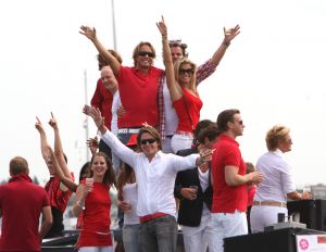 06-08-2009 SHOWBIZZ; GAY PRIDE AMSTERDAM TREKT MEER DAN 600.000 BEZOEKERS. Een giga festijn de 2009 Gay Pride in Amsterdam, duizenden bootjes, honderdduizenden bezoekers en een Sinterklaas die na het uur moest worden opgenomen met wel heel vreemde verschijnselen, en als wij de media moeten geloven na het drinken van een wodkaatje. Wij weten beter want wij waren er smorgens vroeg al bij,plaats van alle verrassingen De Westerdok haven.Toen was het nog niet heet, er waaide een heerlijk windje en de aanwezige BNers hadden er zin in, zelfs Sint Nicolaas of te wel Gordon. Menig drankje gleed naar binnen voordat de boten vertrokken richting de Prinsengracht. Als dat maar goed gaat dacht ik nog. En het ging niet goed, Sint Nicolaas werd witter dan wit en werd lieftallig verzorgd door de dames met ijsklontjes. Niks hitte beroerte of een schommelende boot, zware mijter of Sinterklaaspak van velours. Gordon droeg een wit katoenen pantalon en een katoenen hemt met inderdaad een mantel die helemaal los hing. Niks bevangen door de hitte, andere oorzaken dwongen hem tot stoppen van de Stoompoot boot. Sinterklaas werd afgevoerd in een ambulance voor verder onderzoek. Zondag avond was Gordon weer van de partij om de Gay Pride party te besluiten met een optreden. Al met al weer een zeer bewogen weekend voor vele mensen.
foto: Albert den Iseger