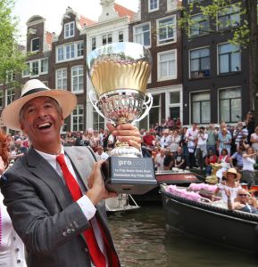 06-08-2009 SHOWBIZZ; GAY PRIDE AMSTERDAM TREKT MEER DAN 600.000 BEZOEKERS. Een giga festijn de 2009 Gay Pride in Amsterdam, duizenden bootjes, honderdduizenden bezoekers en een Sinterklaas die na het uur moest worden opgenomen met wel heel vreemde verschijnselen, en als wij de media moeten geloven na het drinken van een wodkaatje. Wij weten beter want wij waren er smorgens vroeg al bij,plaats van alle verrassingen De Westerdok haven.Toen was het nog niet heet, er waaide een heerlijk windje en de aanwezige BNers hadden er zin in, zelfs Sint Nicolaas of te wel Gordon. Menig drankje gleed naar binnen voordat de boten vertrokken richting de Prinsengracht. Als dat maar goed gaat dacht ik nog. En het ging niet goed, Sint Nicolaas werd witter dan wit en werd lieftallig verzorgd door de dames met ijsklontjes. Niks hitte beroerte of een schommelende boot, zware mijter of Sinterklaaspak van velours. Gordon droeg een wit katoenen pantalon en een katoenen hemt met inderdaad een mantel die helemaal los hing. Niks bevangen door de hitte, andere oorzaken dwongen hem tot stoppen van de Stoompoot boot. Sinterklaas werd afgevoerd in een ambulance voor verder onderzoek. Zondag avond was Gordon weer van de partij om de Gay Pride party te besluiten met een optreden. Al met al weer een zeer bewogen weekend voor vele mensen.
foto: Albert den Iseger