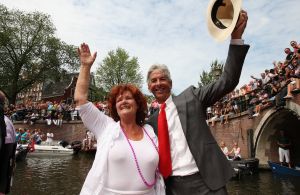 06-08-2009 SHOWBIZZ; GAY PRIDE AMSTERDAM TREKT MEER DAN 600.000 BEZOEKERS. Een giga festijn de 2009 Gay Pride in Amsterdam, duizenden bootjes, honderdduizenden bezoekers en een Sinterklaas die na het uur moest worden opgenomen met wel heel vreemde verschijnselen, en als wij de media moeten geloven na het drinken van een wodkaatje. Wij weten beter want wij waren er smorgens vroeg al bij,plaats van alle verrassingen De Westerdok haven.Toen was het nog niet heet, er waaide een heerlijk windje en de aanwezige BNers hadden er zin in, zelfs Sint Nicolaas of te wel Gordon. Menig drankje gleed naar binnen voordat de boten vertrokken richting de Prinsengracht. Als dat maar goed gaat dacht ik nog. En het ging niet goed, Sint Nicolaas werd witter dan wit en werd lieftallig verzorgd door de dames met ijsklontjes. Niks hitte beroerte of een schommelende boot, zware mijter of Sinterklaaspak van velours. Gordon droeg een wit katoenen pantalon en een katoenen hemt met inderdaad een mantel die helemaal los hing. Niks bevangen door de hitte, andere oorzaken dwongen hem tot stoppen van de Stoompoot boot. Sinterklaas werd afgevoerd in een ambulance voor verder onderzoek. Zondag avond was Gordon weer van de partij om de Gay Pride party te besluiten met een optreden. Al met al weer een zeer bewogen weekend voor vele mensen.
foto: Albert den Iseger