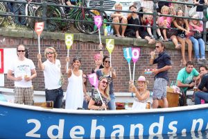 06-08-2009 SHOWBIZZ; GAY PRIDE AMSTERDAM TREKT MEER DAN 600.000 BEZOEKERS. Een giga festijn de 2009 Gay Pride in Amsterdam, duizenden bootjes, honderdduizenden bezoekers en een Sinterklaas die na het uur moest worden opgenomen met wel heel vreemde verschijnselen, en als wij de media moeten geloven na het drinken van een wodkaatje. Wij weten beter want wij waren er smorgens vroeg al bij,plaats van alle verrassingen De Westerdok haven.Toen was het nog niet heet, er waaide een heerlijk windje en de aanwezige BNers hadden er zin in, zelfs Sint Nicolaas of te wel Gordon. Menig drankje gleed naar binnen voordat de boten vertrokken richting de Prinsengracht. Als dat maar goed gaat dacht ik nog. En het ging niet goed, Sint Nicolaas werd witter dan wit en werd lieftallig verzorgd door de dames met ijsklontjes. Niks hitte beroerte of een schommelende boot, zware mijter of Sinterklaaspak van velours. Gordon droeg een wit katoenen pantalon en een katoenen hemt met inderdaad een mantel die helemaal los hing. Niks bevangen door de hitte, andere oorzaken dwongen hem tot stoppen van de Stoompoot boot. Sinterklaas werd afgevoerd in een ambulance voor verder onderzoek. Zondag avond was Gordon weer van de partij om de Gay Pride party te besluiten met een optreden. Al met al weer een zeer bewogen weekend voor vele mensen.
foto: Albert den Iseger