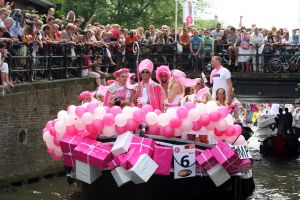 06-08-2009 SHOWBIZZ; GAY PRIDE AMSTERDAM TREKT MEER DAN 600.000 BEZOEKERS. Een giga festijn de 2009 Gay Pride in Amsterdam, duizenden bootjes, honderdduizenden bezoekers en een Sinterklaas die na het uur moest worden opgenomen met wel heel vreemde verschijnselen, en als wij de media moeten geloven na het drinken van een wodkaatje. Wij weten beter want wij waren er smorgens vroeg al bij,plaats van alle verrassingen De Westerdok haven.Toen was het nog niet heet, er waaide een heerlijk windje en de aanwezige BNers hadden er zin in, zelfs Sint Nicolaas of te wel Gordon. Menig drankje gleed naar binnen voordat de boten vertrokken richting de Prinsengracht. Als dat maar goed gaat dacht ik nog. En het ging niet goed, Sint Nicolaas werd witter dan wit en werd lieftallig verzorgd door de dames met ijsklontjes. Niks hitte beroerte of een schommelende boot, zware mijter of Sinterklaaspak van velours. Gordon droeg een wit katoenen pantalon en een katoenen hemt met inderdaad een mantel die helemaal los hing. Niks bevangen door de hitte, andere oorzaken dwongen hem tot stoppen van de Stoompoot boot. Sinterklaas werd afgevoerd in een ambulance voor verder onderzoek. Zondag avond was Gordon weer van de partij om de Gay Pride party te besluiten met een optreden. Al met al weer een zeer bewogen weekend voor vele mensen.
foto: Albert den Iseger