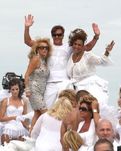 06-08-2009 SHOWBIZZ; GAY PRIDE AMSTERDAM TREKT MEER DAN 600.000 BEZOEKERS. Een giga festijn de 2009 Gay Pride in Amsterdam, duizenden bootjes, honderdduizenden bezoekers en een Sinterklaas die na het uur moest worden opgenomen met wel heel vreemde verschijnselen, en als wij de media moeten geloven na het drinken van een wodkaatje. Wij weten beter want wij waren er smorgens vroeg al bij,plaats van alle verrassingen De Westerdok haven.Toen was het nog niet heet, er waaide een heerlijk windje en de aanwezige BNers hadden er zin in, zelfs Sint Nicolaas of te wel Gordon. Menig drankje gleed naar binnen voordat de boten vertrokken richting de Prinsengracht. Als dat maar goed gaat dacht ik nog. En het ging niet goed, Sint Nicolaas werd witter dan wit en werd lieftallig verzorgd door de dames met ijsklontjes. Niks hitte beroerte of een schommelende boot, zware mijter of Sinterklaaspak van velours. Gordon droeg een wit katoenen pantalon en een katoenen hemt met inderdaad een mantel die helemaal los hing. Niks bevangen door de hitte, andere oorzaken dwongen hem tot stoppen van de Stoompoot boot. Sinterklaas werd afgevoerd in een ambulance voor verder onderzoek. Zondag avond was Gordon weer van de partij om de Gay Pride party te besluiten met een optreden. Al met al weer een zeer bewogen weekend voor vele mensen.
foto: Albert den Iseger
